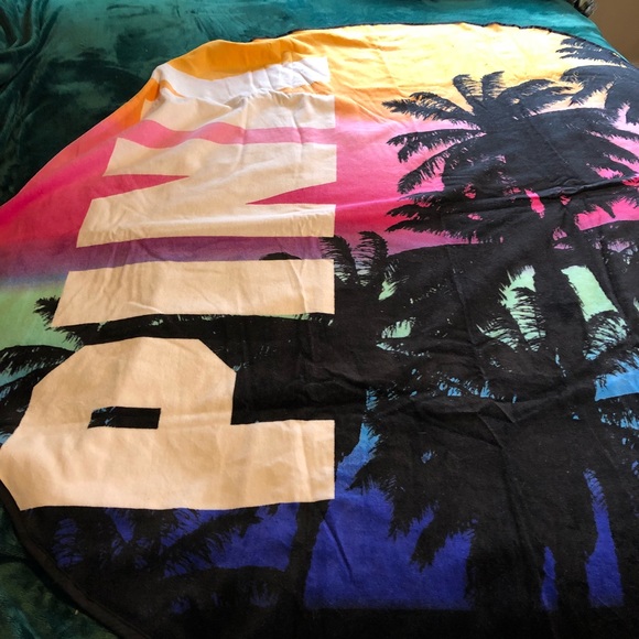 BNIP Pink VS Round Beach Towel/ Wrap - Picture 5 of 7